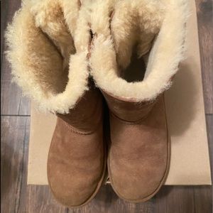 Ugg Bailey Boot girls size 4 or adult size 6. Very gently used.